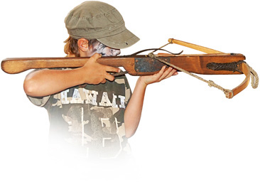 Enfant tirant à l'arbalète au Château de Mauzun