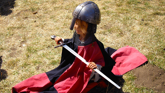 Adoubement d'un enfant pendant les fêtes médievales à Mauzun
