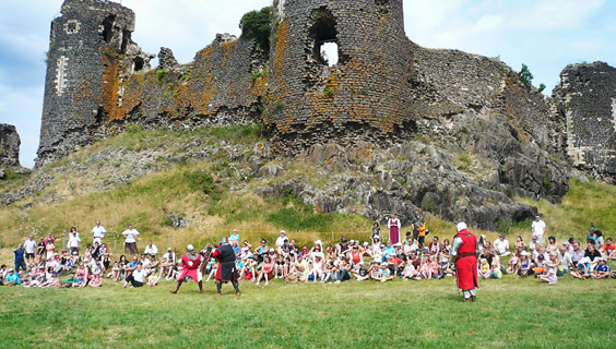 Combat de chevaliers pendant les fêtes médievales à Mauzun