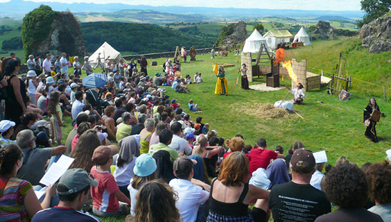 Cracheur de feu pendant les fêtes médievales à Mauzun