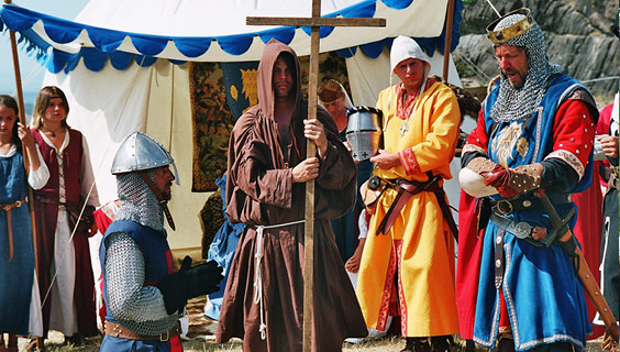 Moine pendant les fêtes médievales à Mauzun