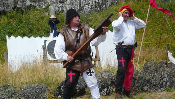 Tir de canon pendant les fêtes médievales à Mauzun
