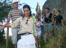 Valerie vous fera visiter le château afin de faire revivres les murs assoupis